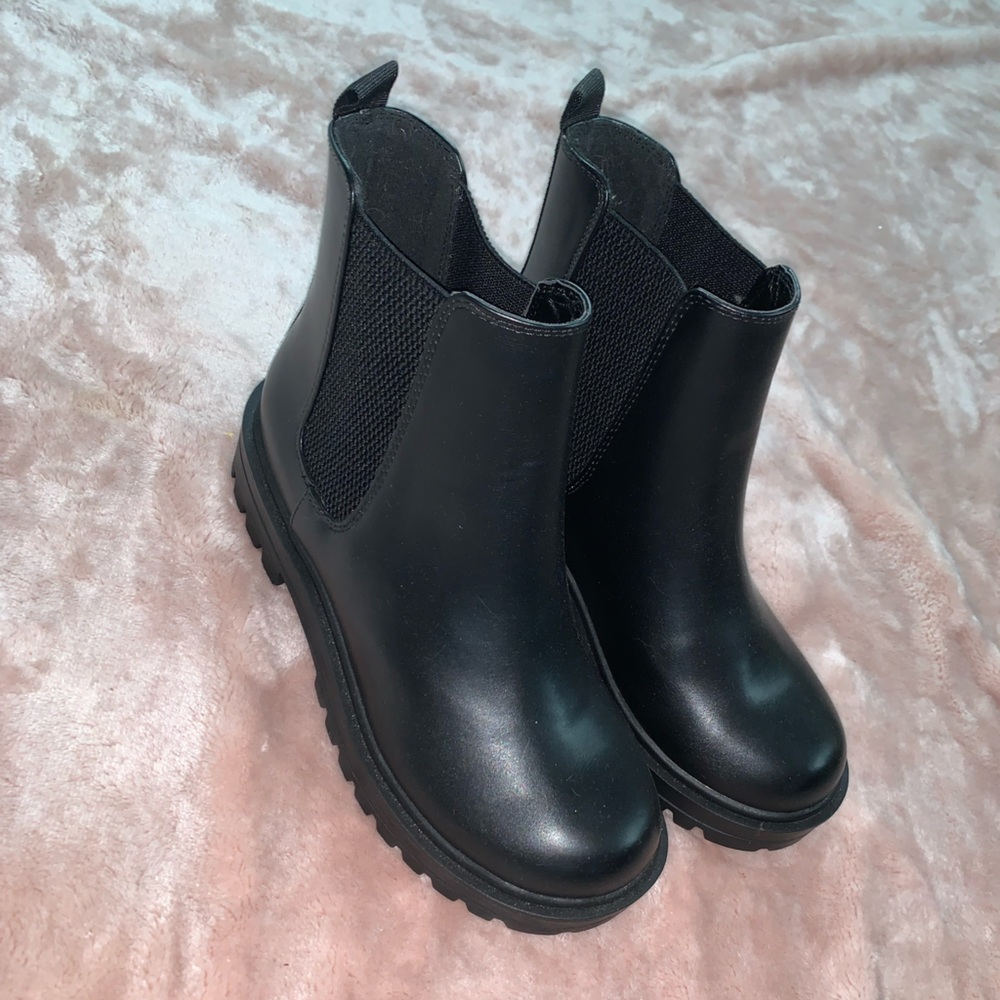 Soda black Chelsea boots - size 7